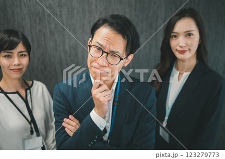 男性上司 123279773