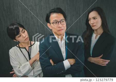 女性部下に嫌われる男性上司 女性部下に嫌われる男性上司 123279779