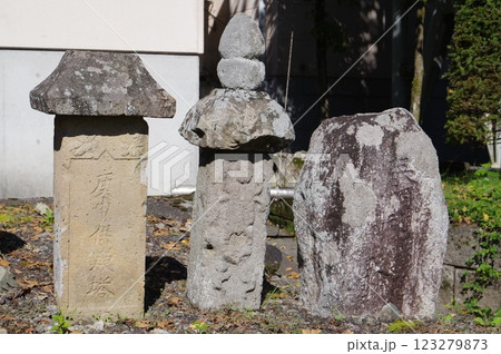 信州　白馬村　沢渡南原庚申塚　石造建造物群　塩の道　千国街道 123279873