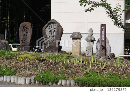 信州　白馬村　沢渡南原庚申塚　石造建造物群　塩の道　千国街道 123279875