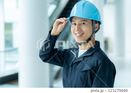 作業服のビジネスマン 作業服のビジネスマン 123279880