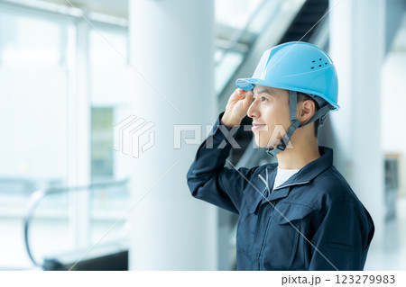 作業服のビジネスマン 作業服のビジネスマン 123279983