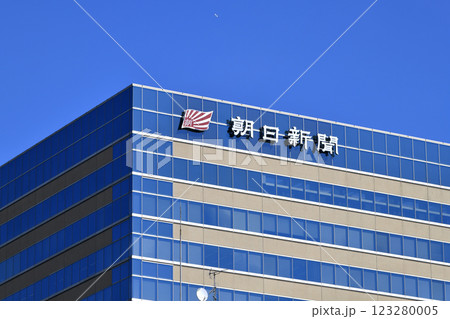 日本の東京都市景観航空機や朝日新聞社などを望む。同社前には築地市場跡地が広がる… 日本の東京都市景観航空機や朝日新聞社などを望む。同社前には築地市場跡地が広がる… 123280005