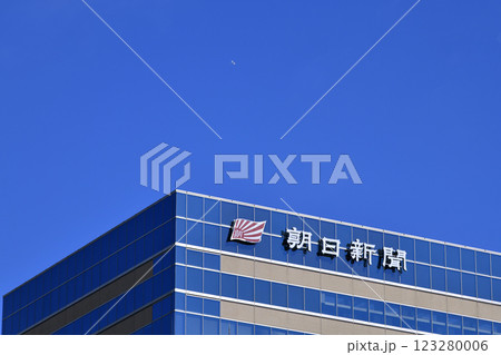 日本の東京都市景観航空機や朝日新聞社などを望む。同社前には築地市場跡地が広がる… 日本の東京都市景観航空機や朝日新聞社などを望む。同社前には築地市場跡地が広がる… 123280006