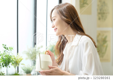 植物に水を与えながらガーデニングを楽しむ女性 123280161