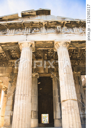 アテネ市内の古代アゴラ内にあるヘファイストス神殿の威容 アテネ市内の古代アゴラ内にあるヘファイストス神殿の威容 123280217