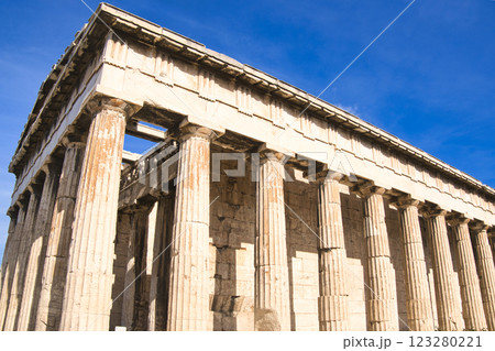 アテネ市内の古代アゴラ内にあるヘファイストス神殿の威容 123280221