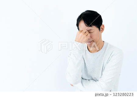 眼精疲労に悩むミドル男性 眼精疲労に悩むミドル男性 123280223