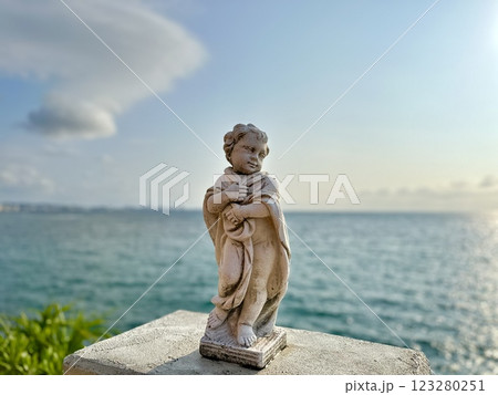 沖縄の海を眺めるアメリカンヴィレッジの天使 123280251