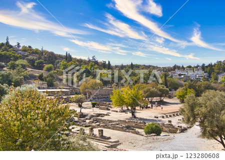 アテネ市内の古代アゴラの美しい景観 123280608