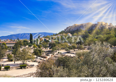 アテネ市内の古代アゴラからパルテノン神殿を望む 123280628