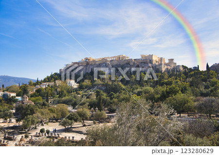 アテネ市内の古代アゴラからパルテノン神殿を望む 123280629
