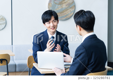 打ち合わせをするビジネスマン　撮影協力:スカパー東京メディアセンター　 123280781