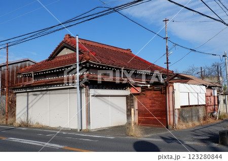 道路沿いの放置された商店 道路沿いの放置された商店 123280844
