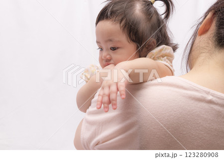 【おばあさんに抱っこさってるツインテールの赤ちゃん】 【おばあさんに抱っこさってるツインテールの赤ちゃん】 123280908