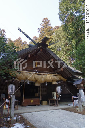 信州 松本の神社 大宮熱田神社 梓川の神を祀る 室町時代建造の本殿は国重要文化財 信州 松本の神社 大宮熱田神社 梓川の神を祀る 室町時代建造の本殿は国重要文化財 123281043