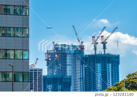日本の東京都市景観航空機や建設中の豊海地区・タワーマンションなどを望む 123281180