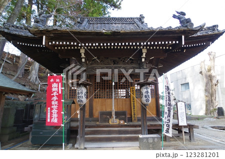 信州　岡谷　照光寺の建造物と彫刻群　多くの文化財がある寺院 123281201