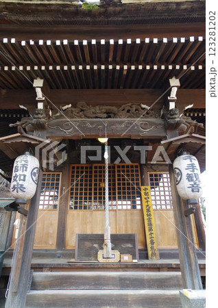 信州　岡谷　照光寺の建造物と彫刻群　多くの文化財がある寺院 123281202