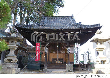 信州 岡谷 照光寺の建造物と彫刻群 多くの文化財がある寺院 信州 岡谷 照光寺の建造物と彫刻群 多くの文化財がある寺院 123281203