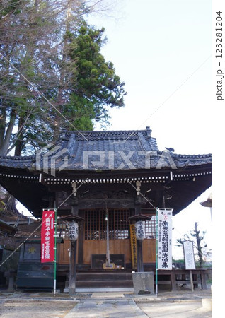 信州　岡谷　照光寺の建造物と彫刻群　多くの文化財がある寺院 123281204