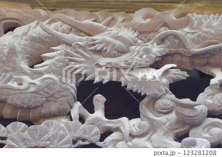 信州　岡谷　照光寺の建造物と彫刻群　多くの文化財がある寺院 123281208