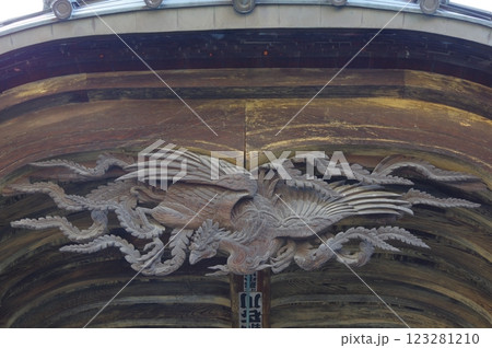 信州 岡谷 照光寺の建造物と彫刻群 多くの文化財がある寺院 信州 岡谷 照光寺の建造物と彫刻群 多くの文化財がある寺院 123281210