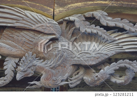 信州　岡谷　照光寺の建造物と彫刻群　多くの文化財がある寺院 123281211