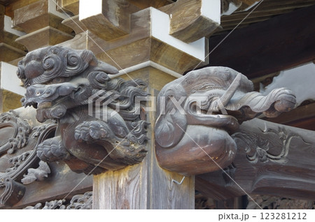 信州 岡谷 照光寺の建造物と彫刻群 多くの文化財がある寺院 信州 岡谷 照光寺の建造物と彫刻群 多くの文化財がある寺院 123281212