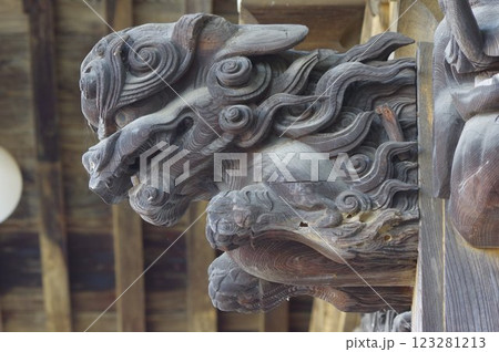 信州　岡谷　照光寺の建造物と彫刻群　多くの文化財がある寺院 123281213