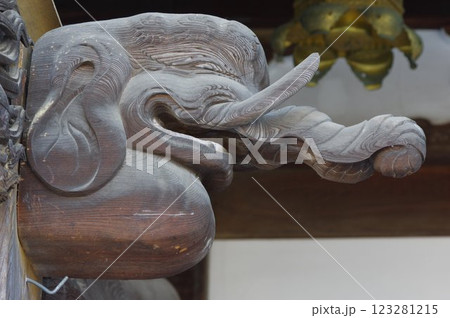 信州　岡谷　照光寺の建造物と彫刻群　多くの文化財がある寺院 123281215