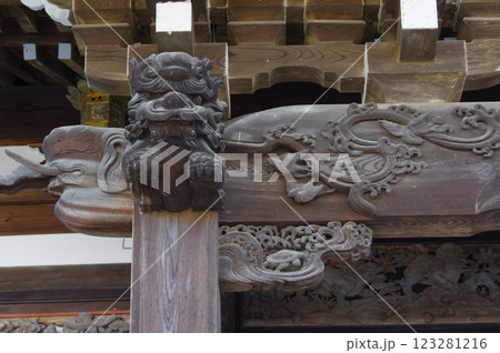 信州　岡谷　照光寺の建造物と彫刻群　多くの文化財がある寺院 123281216