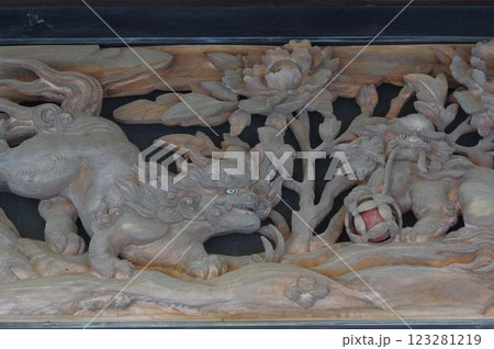 信州　岡谷　照光寺の建造物と彫刻群　多くの文化財がある寺院 123281219