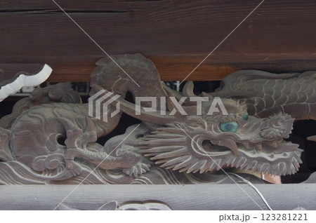 信州　岡谷　照光寺の建造物と彫刻群　多くの文化財がある寺院 123281221