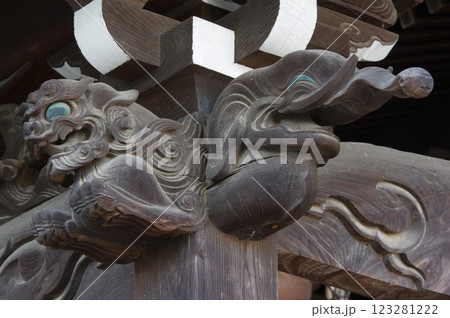 信州　岡谷　照光寺の建造物と彫刻群　多くの文化財がある寺院 123281222