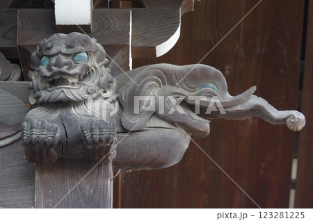 信州　岡谷　照光寺の建造物と彫刻群　多くの文化財がある寺院 123281225