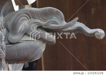 信州 岡谷 照光寺の建造物と彫刻群 多くの文化財がある寺院 信州 岡谷 照光寺の建造物と彫刻群 多くの文化財がある寺院 123281226