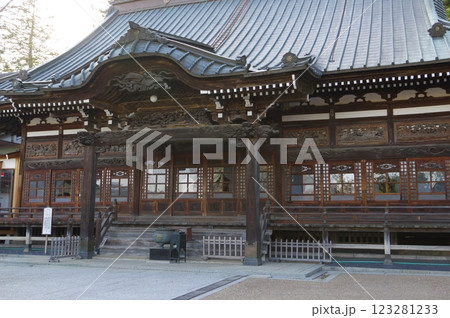 信州 岡谷 照光寺の建造物と彫刻群 多くの文化財がある寺院 信州 岡谷 照光寺の建造物と彫刻群 多くの文化財がある寺院 123281233