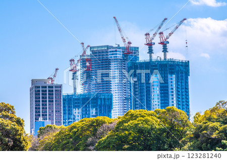 日本の東京都市景観　建設中の豊海地区・タワーマンションなどを望む 123281240