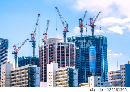 日本の東京都市景観 建設中の豊海地区・タワーマンションなどを望む。手前は都営勝どき五丁目アパート… 日本の東京都市景観 建設中の豊海地区・タワーマンションなどを望む。手前は都営勝どき五丁目アパート… 123281363