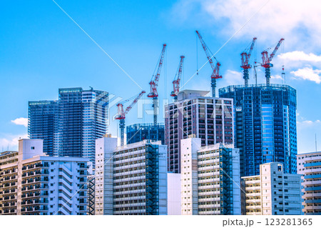 日本の東京都市景観 建設中の豊海地区・タワーマンションなどを望む。手前は都営勝どき五丁目アパート… 日本の東京都市景観 建設中の豊海地区・タワーマンションなどを望む。手前は都営勝どき五丁目アパート… 123281365