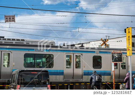 相模線 厚木第二踏切を通過する電車 相模線 厚木第二踏切を通過する電車 123281687