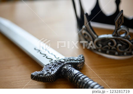 テーブルの上の剣と王冠 テーブルの上の剣と王冠 123281719