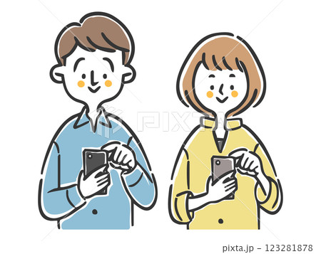 スマホを操作する夫婦　上半身　ベクター 123281878