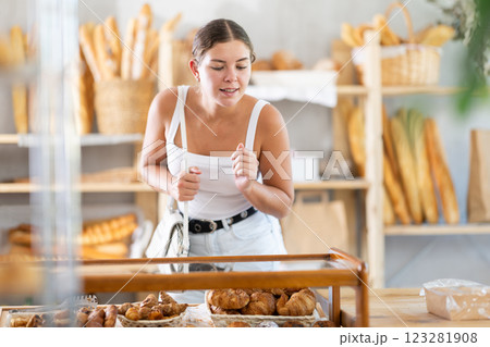 Young woman choosing pastries in bakery 123281908