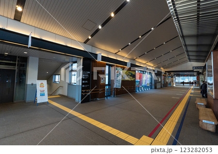 歴史的な古道「塩の道」とその周辺 123282053