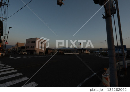 歴史的な古道「塩の道」とその周辺 123282062