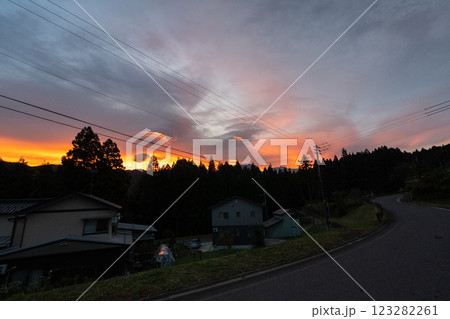 歴史的な古道「塩の道」とその周辺 123282261