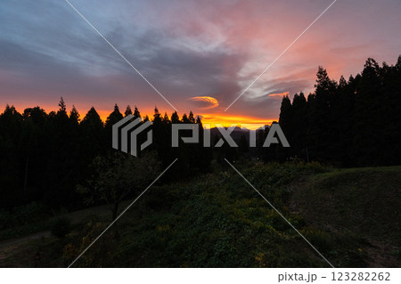 歴史的な古道「塩の道」とその周辺 123282262