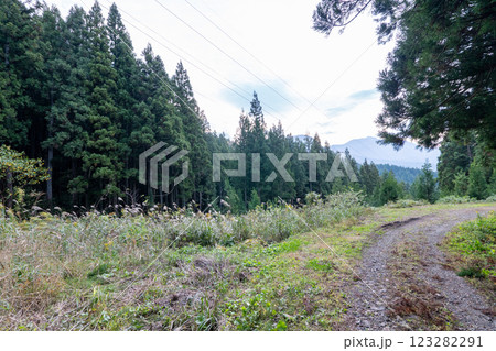 歴史的な古道「塩の道」とその周辺 123282291